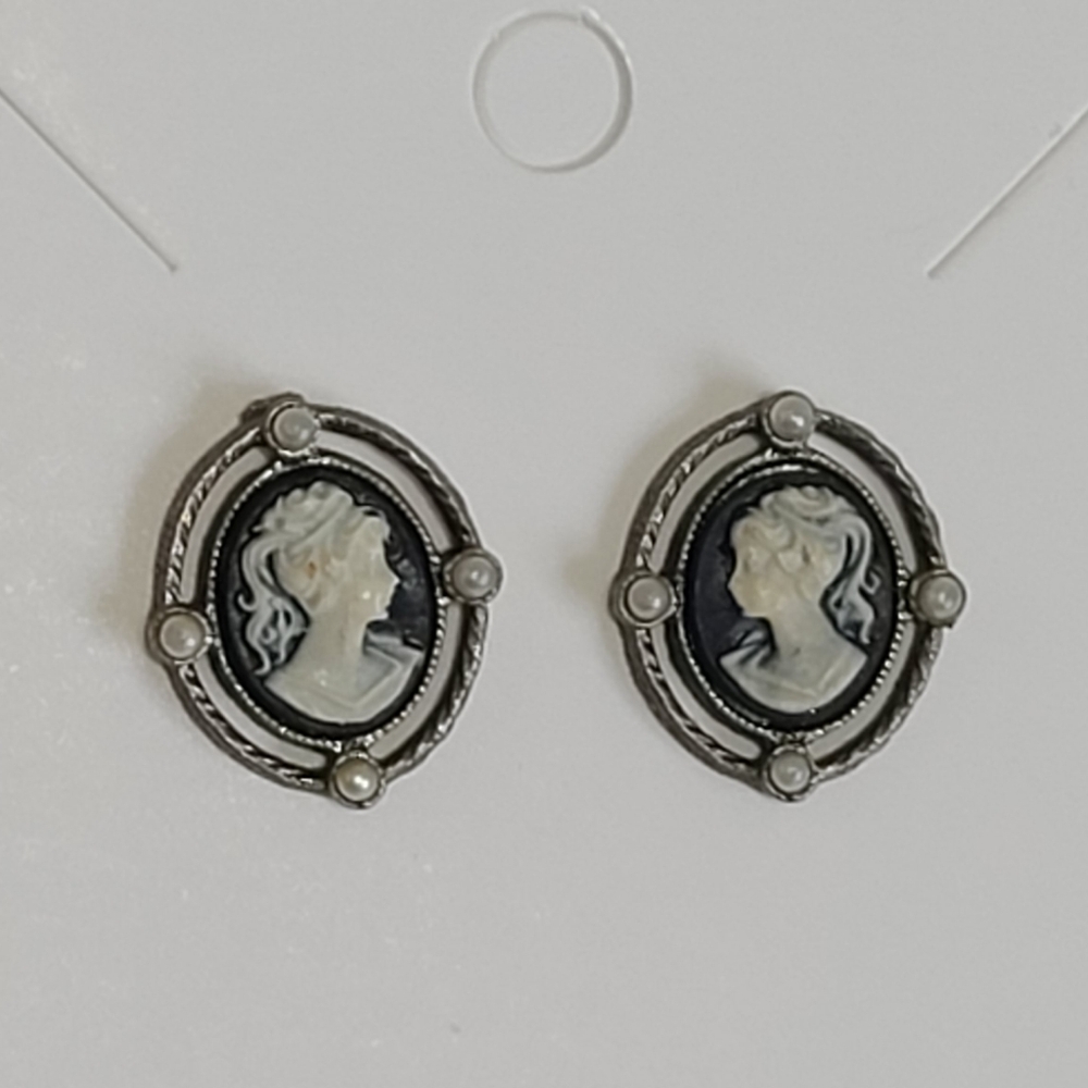 Vintage Victorian Silver Tone Oval Black White Lady Cameo Pearl Stud Earrings - Picture 11 of 14